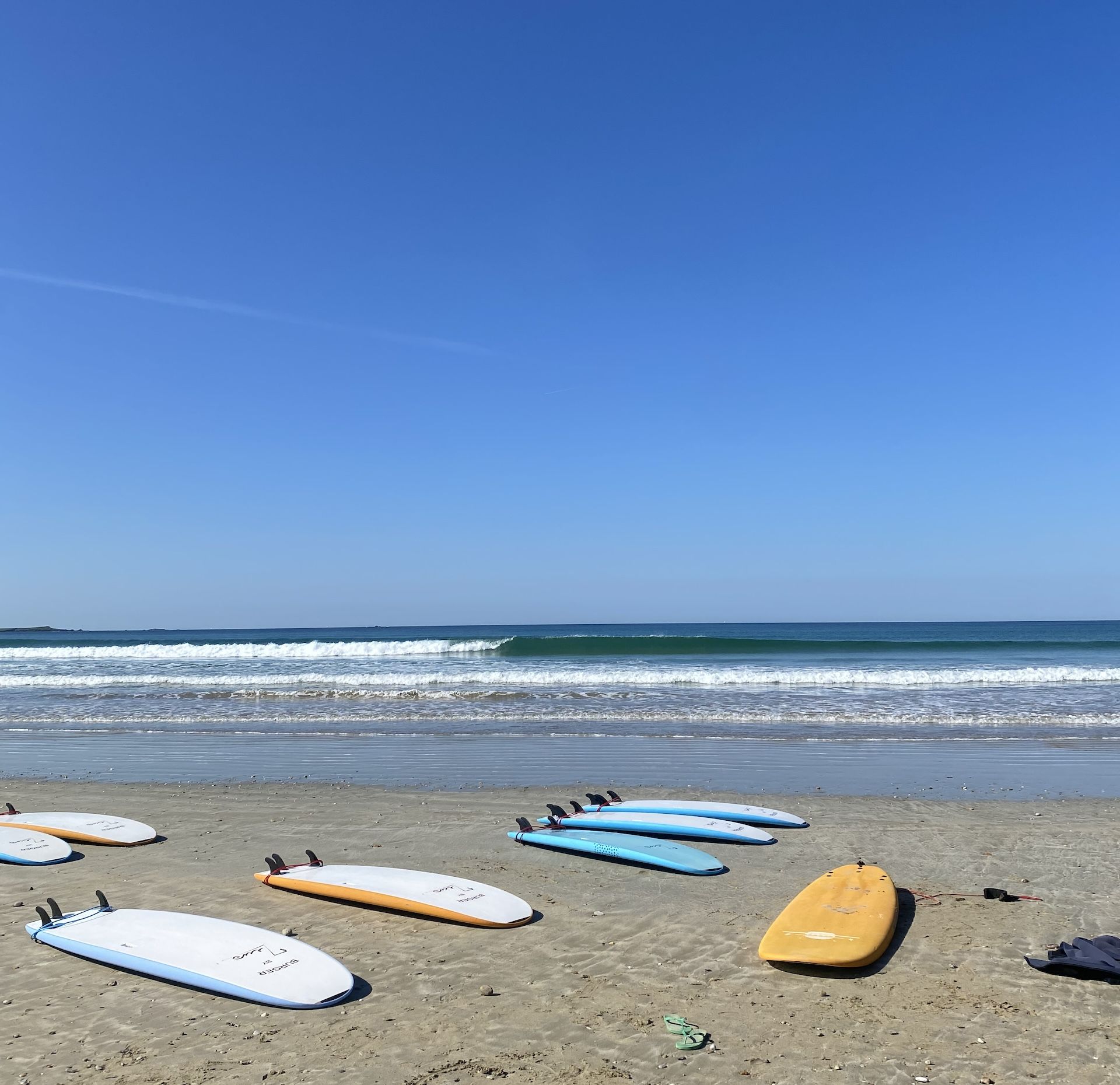 Préparation des planches de surf avant le début d'un cours de surf